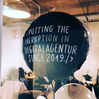 »Putting the Disruption in Digitalagentur« Ballon | Hypercode, Digital Product Studio, Köln