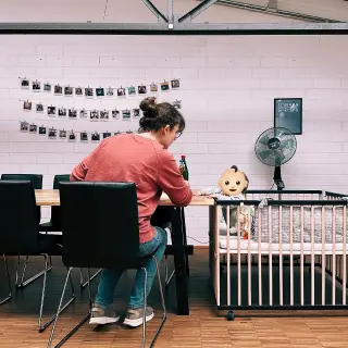 Arbeitende Mutter mit Baby | Hypercode, Digital Product Studio, Köln