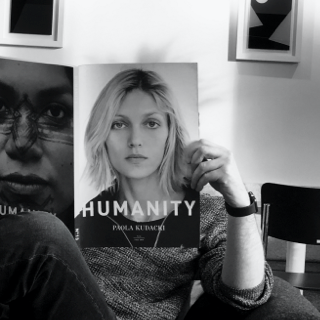 Jens mit Fotobuch | Hypercode, Digital Product Studio, Köln