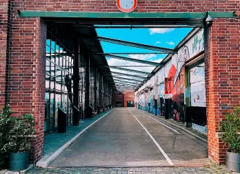 Hypercode Team bei der gemeinsamen Arbeit im Büro | Hypercode, Digital Product Studio, Köln