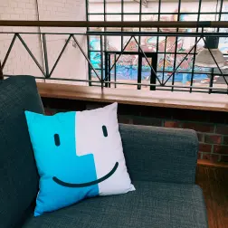 Kolleg*innen im Gespräch bei Hypercode | Hypercode, Digital Product Studio, Köln